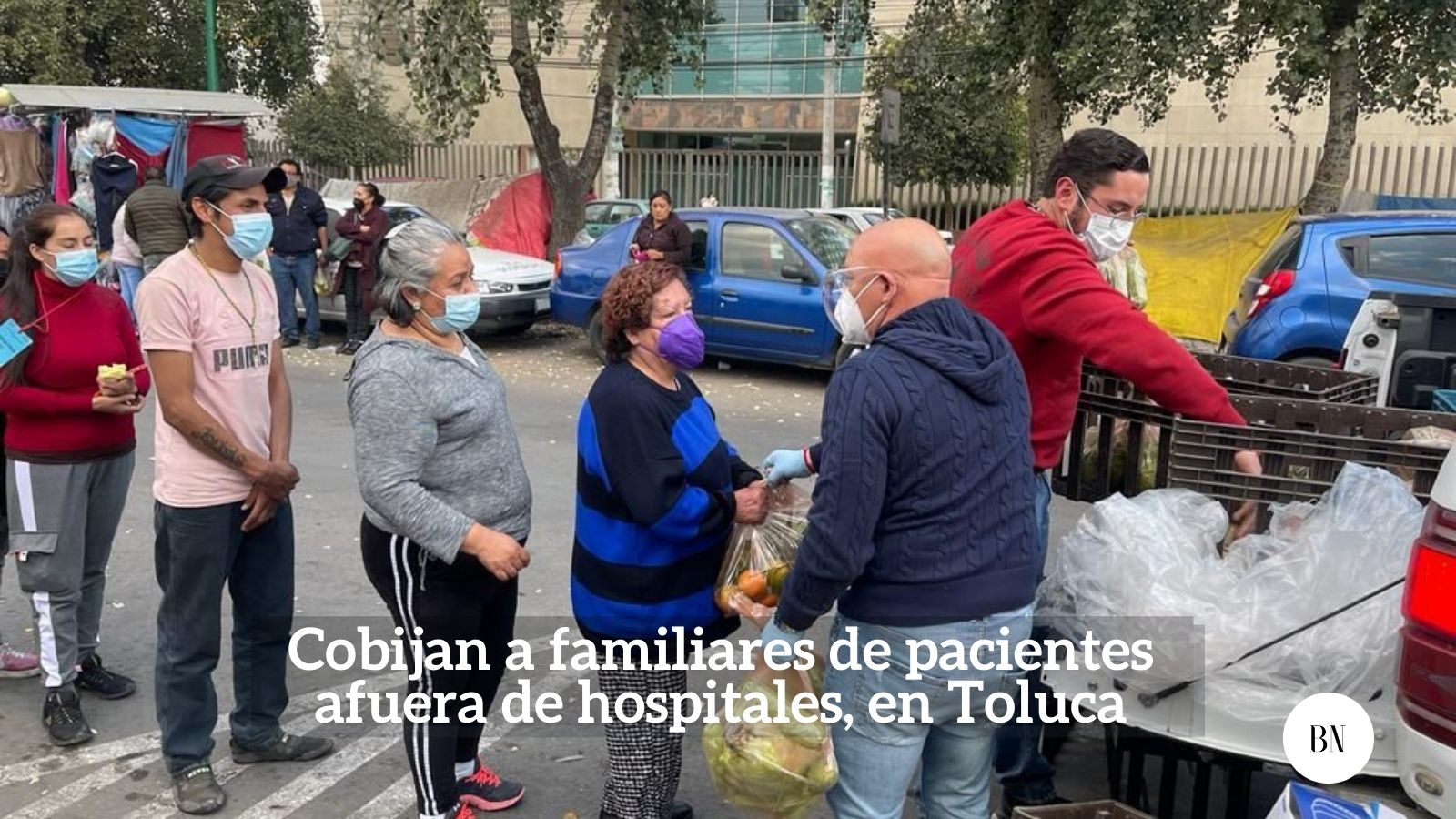 Cobijan a familiares de pacientes afuera de hospitales, en Toluca